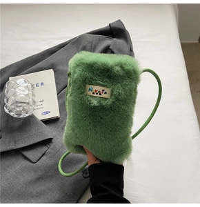 Détail du mini sac bandoulière vert vif en fausse fourrure pelucheuse avec étiquette de marque