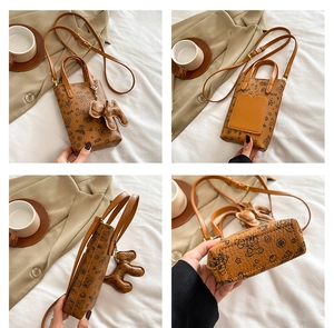 Vues détaillées du sac pour téléphone portable caramel avec imprimé ours et charme