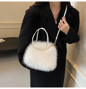Détail du sac en fausse fourrure blanche avec anse perlée et bandoulière réglable