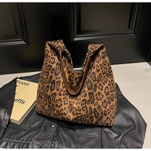Détail du sac cabas léopard avec poignées en cuir marron sur fond de mode urbaine moderne