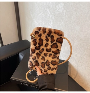 Détail du mini sac bandoulière en peluche léopard avec bandoulière en corde tressée