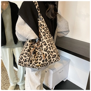 Detailansicht der großen Leopard-Print Einkaufstasche mit Schleife und Metallplakette
