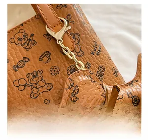 Détail macro du crochet en métal doré et de la chaîne sur un sac en cuir marron