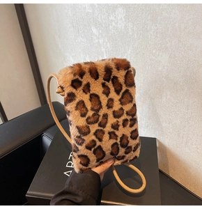 Détail macro de la texture en fausse fourrure et du motif léopard sur ce petit sac à bandoulière