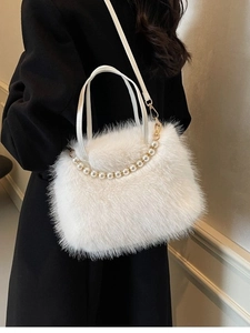 Sac à main blanc en fausse fourrure avec poignée en perles et bandoulière chic