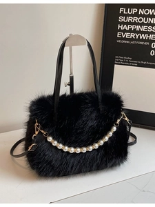 Sac à main chic en fausse fourrure noire avec chaîne perlée et anses en cuir