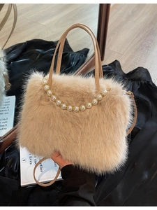 Sac à main en fausse fourrure beige avec chaîne de perles et bandoulière amovible