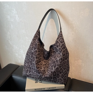 Détail d'un sac hobo à imprimé léopard avec texture daim mat et bandoulière cuir