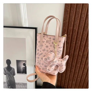 Mini sac bandoulière rose motif ours texture litchi avec breloque chien