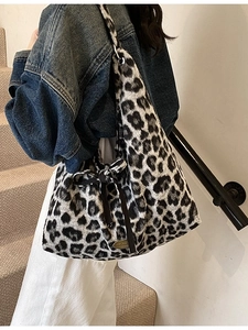 Modische Schultertasche mit Leopardenmuster, Schleife und Gold-Logo zur Jeansjacke