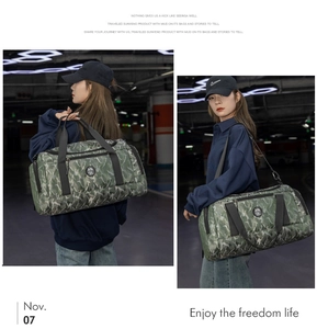 Vue détaillée du sac de voyage en oxford imperméable avec imprimé camouflage et sangle