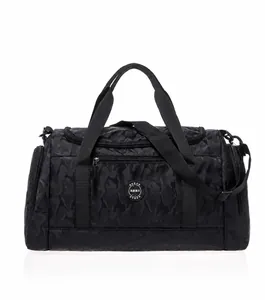 Détail du tissu Oxford imperméable avec motif camouflage noir sur le grand sac de voyage