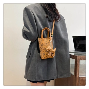 Petit sac à bandoulière marron en cuir PU avec motifs ours et détail charm chien mignon