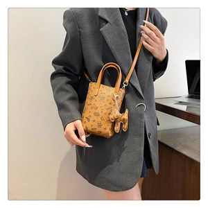 Mini sac bandoulière en cuir marron avec motifs d'ours et petit pendentif de chien