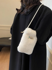 Sac bandoulière en fausse fourrure blanche pour téléphone avec logo et sangle élégante