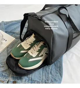 Détail du sac de voyage en nylon gris avec compartiment à chaussures latéral