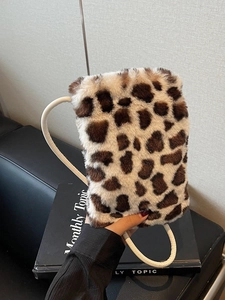 Petit sac bandoulière en fausse fourrure léopard avec fine lanière blanche en cuir