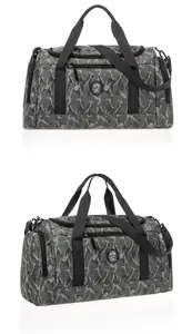 Détails du sac de voyage camouflage montrant la poche zippée et la bandoulière réglable