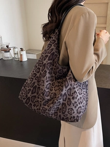 Grand sac cabas vintage à imprimé léopard pour femme porté par un mannequin