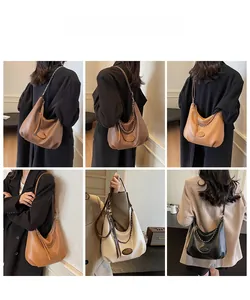 Collage di borse hobo in pelle in quattro colori con dettaglio catena sulla spalla