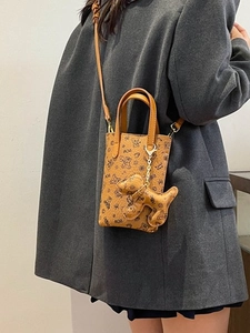 Mini sac pour téléphone à imprimé ours et pendentif chien en brun caramel
