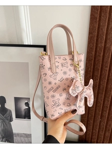 Petit sac à bandoulière rose avec motifs d'ours de dessin animé et charm de chiot