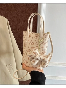 Mini sac bandoulière beige avec motifs d'ours, poignées et pendentif de chien