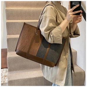 Detail of the multi-tone patchwork tote bag with high-quality brown leather straps