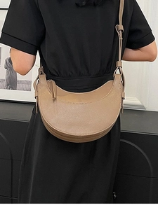 Elegante borsa a tracolla a mezzaluna in pelle martellata kaki su modella
