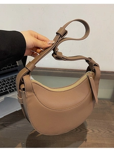 Borsa a tracolla marrone a mezzaluna con motivo litchi e cinturino regolabile chic
