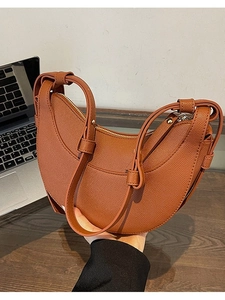 Borsa a mezzaluna marrone con tracolla regolabile e finiture in metallo dorato