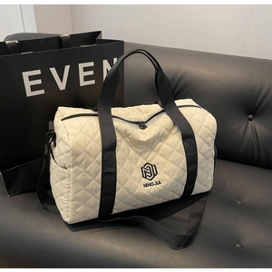 Dettaglio borsa da viaggio trapuntata con logo NINGJIA, tracolla e tasca laterale