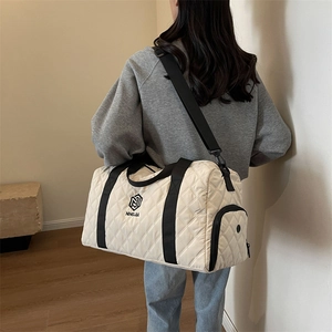 Grande borsa da viaggio trapuntata bianco sporco con cinghie nere e tracolla rimovibile