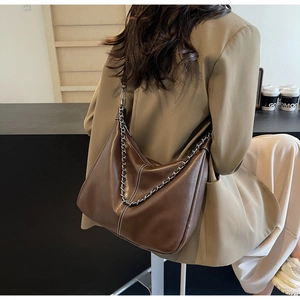 Braune Hobo-Tasche mit großen Fassungsvermögen, weißen Kontrastnähten und Silberkette