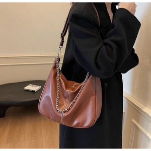 Braune Hobo-Tasche aus Kunstleder mit silberner Kette und weißen Kontrastnähten