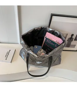 Geräumige silberne Stepptasche von innen zeigt Platz für Tablet und Bücher
