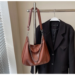 Details der Hobo-Tasche aus braunem Kunstleder mit Silberkette und Kontrastnähten