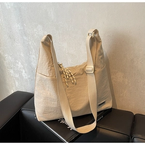 Detail der beigefarbener Shopper aus Nylon mit Knitteroptik und gewebter Kordel am Reißverschluss
