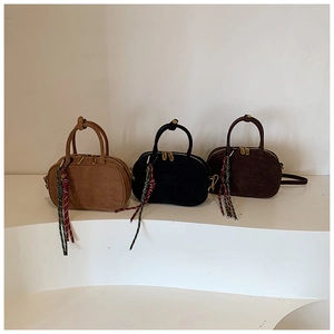 Trois sacs à bandoulière rétro mats en marron et noir avec pompons colorés tissés