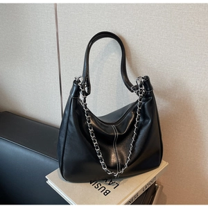 Detail der schwarzen Hobo-Tasche mit Kontrastnaht und silberner Kettendekoration