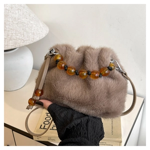 Détail du sac seau en fausse fourrure avec perles ambre et bandoulière fine