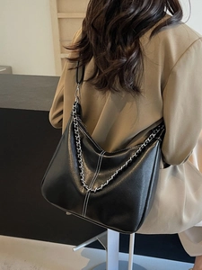 Retro schwarze Hobo-Schultertasche mit weißen Kontrastnähten und klobiger Silberkette
