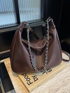 Braune Vintage Ledertasche mit Kontrastnähten und silbernem Kettenriemen