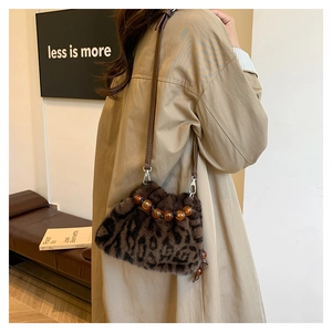 Détail du sac seau en fausse fourrure léopard avec perle ambre et bandoulière en cuir