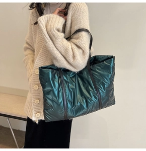 Detail der grünen gesteppten Puffer-Tasche mit Metallic-Nylon und Leder-Schultergurt