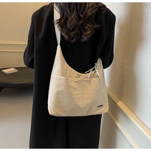 Beige Hobo-Tasche aus Nylon mit Kordelzug-Details und breitem Schultergurt
