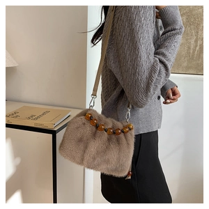 Sac seau en fausse fourrure avec poignée en perles d'ambre et bandoulière cuir