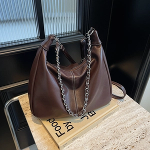 Große Kapazität PU Leder Umhängetasche Für Damen Kontrastnähte Silber Metallkette Hobo Einkaufstasche Alltagstasche