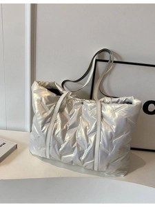 Gesteppte silberne Metallic-Puffer-Tragetasche mit V-Nähten und großem Fassungsvermögen