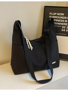 Große schwarze Nylon-Tragetasche mit breitem Gurt und Logo-Patch für den Arbeitsalltag